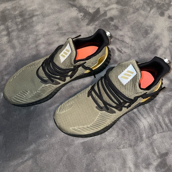 Adidas tennis shoes - Picture 3 of 5